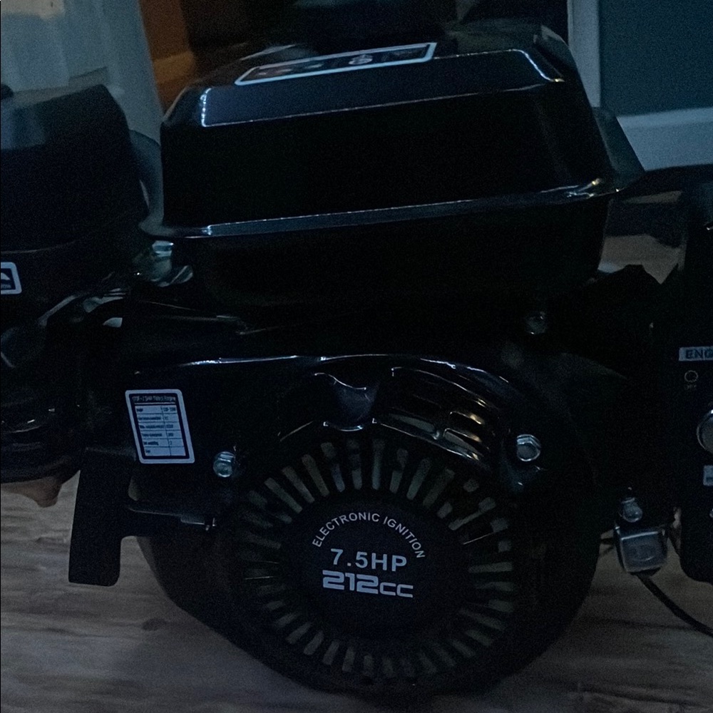 Black 7.5 HP Engine 212cc